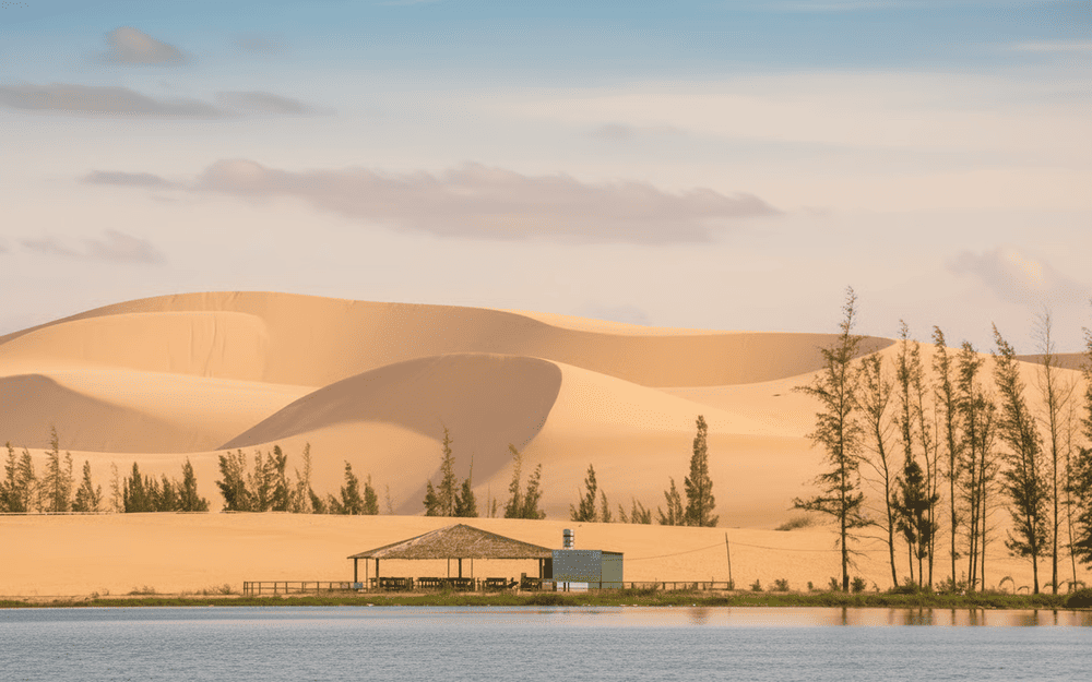 Hồ nước trong lòng tiểu sa mạc